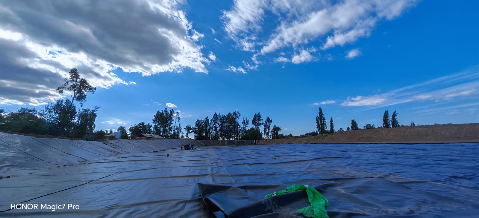 Instalacion de geomembrana en tranque, proyecto real de Geomembranas Chile